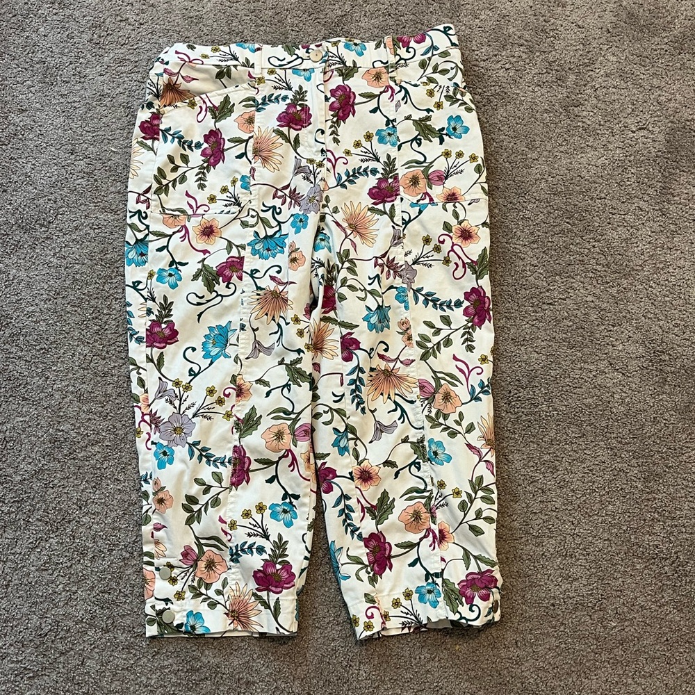Chicos size 8 Floral Print Cropped Pants